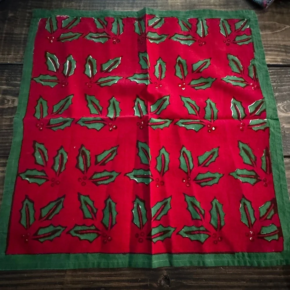 Plumbrook Christmas Napkins Set of 4 19x19 Red Green Excellent Holly Berries